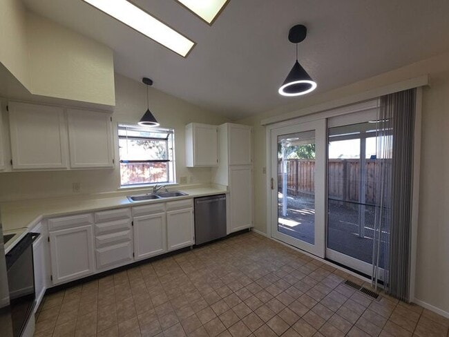 Building Photo - Extensively Renovated 3-Bedroom Home in Desirable Northwest Reno