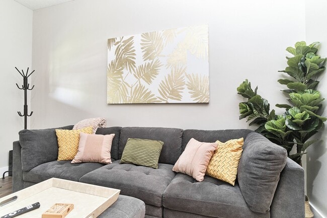 Building Photo - Fully Furnished 2BD Duplex in the Heart of downtown Indy!