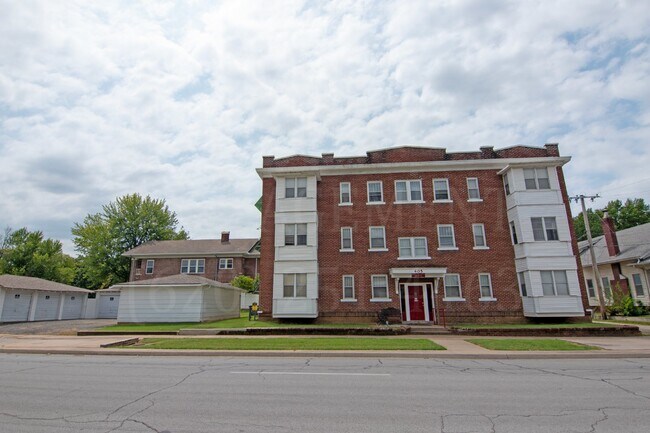 Building Photo - Studio Apartment