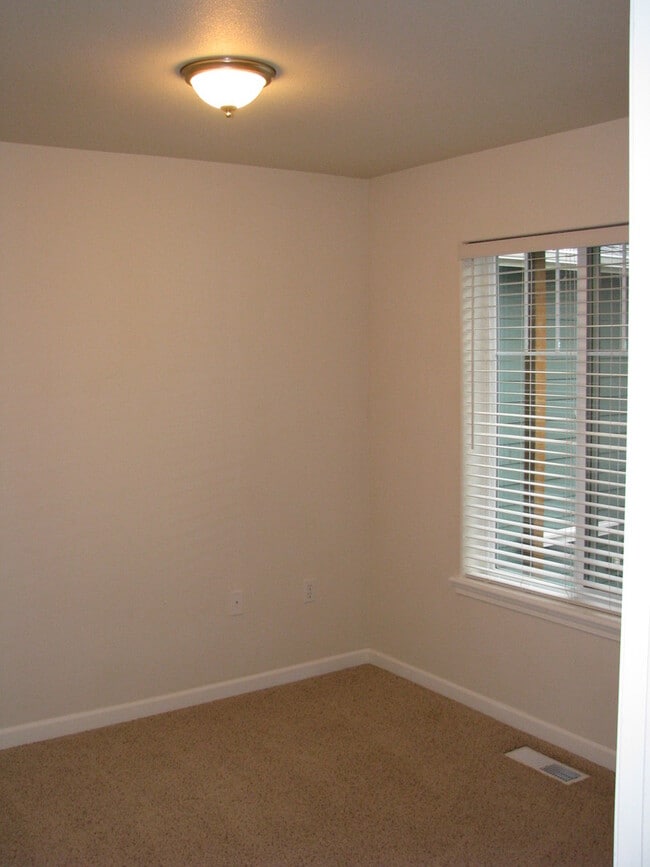 Building Photo - Four Bedroom Home in South Salem