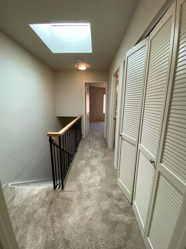 Building Photo - $4900-  Mountain View Townhouse-2 bedroom 2.5 bath.