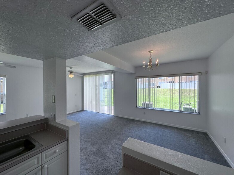 Building Photo - 307 Coconut Palm Way