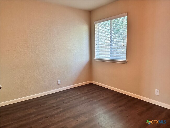 Building Photo - 2020 Meadow View Dr