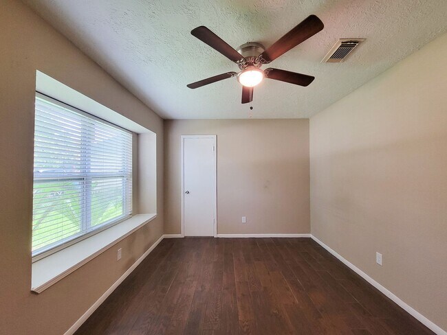 Building Photo - BEAUTIFUL 3 BEDROOM 2 BATH UPDATED HOME WI...
