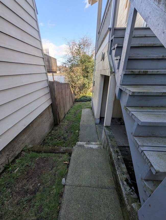 Building Photo - 3 Bedroom Bremerton Charmer with Stunning ...