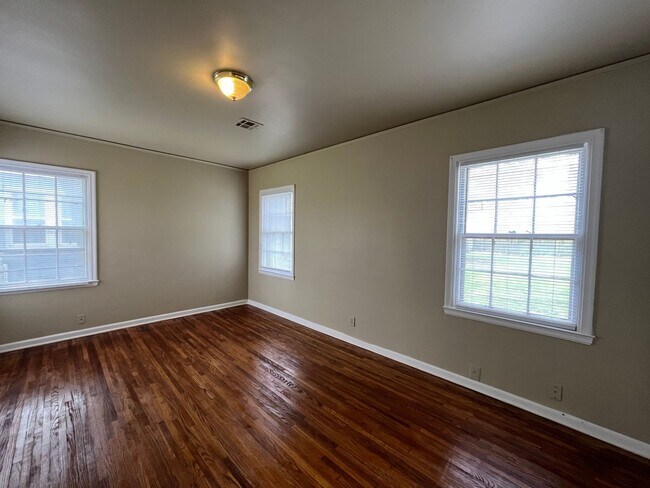 Building Photo - 1144 S Vandalia Ave