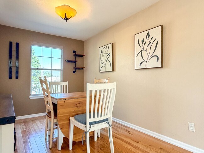 Building Photo - Open and Bright Corner Unit