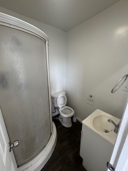 Building Photo - 2107 N Raymond Ave