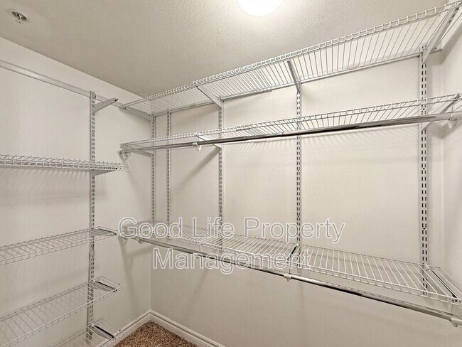 Building Photo - 300 W Beech St