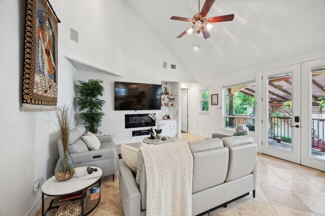 Building Photo - 8525 Briarwood Ln