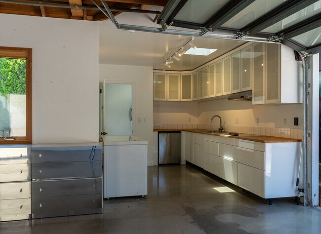 Building Photo - 2211 Ashland Ave