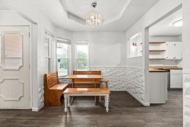 Building Photo - Cute & Cozy 3 Bdrm 2 Bath