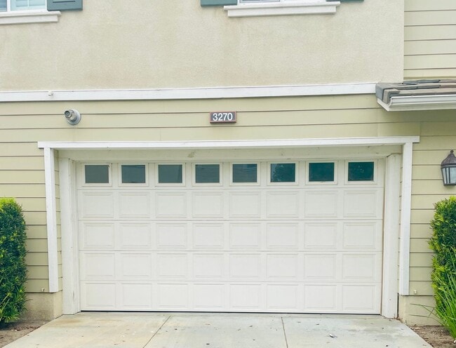 Building Photo - Modern 3 Bed, 3 Bath Living—Style, Comfort...