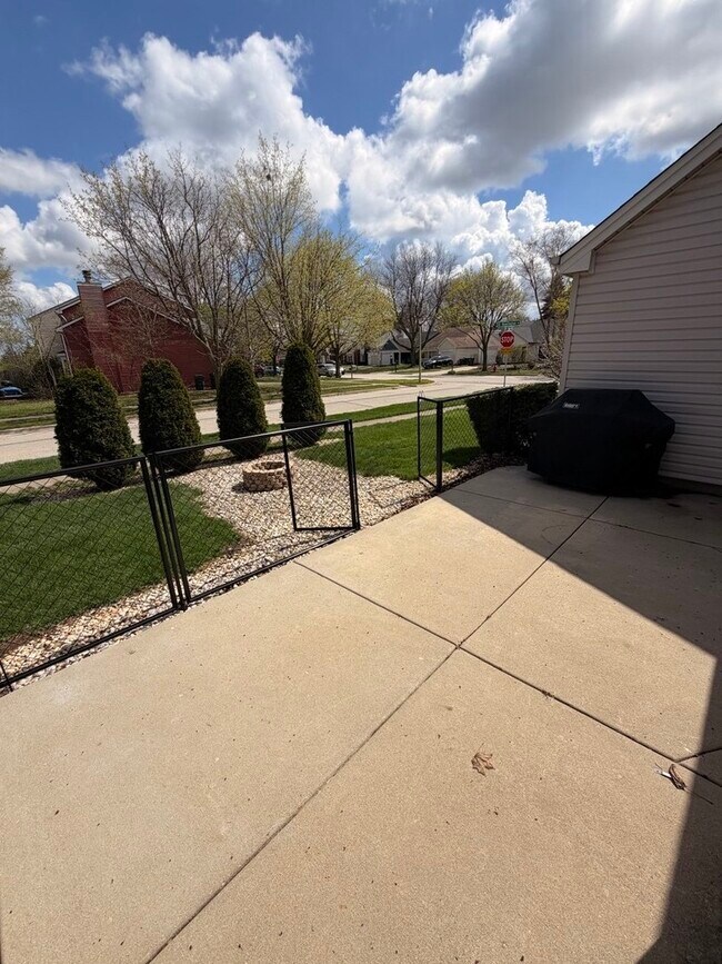 Building Photo - 1219 Huntington Dr