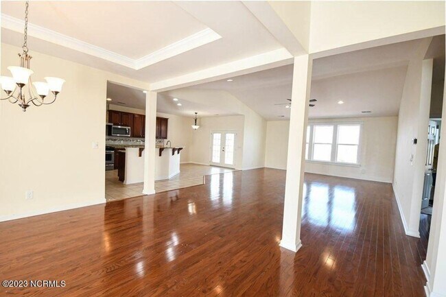 Building Photo - BEAUTIFUL HOME AVAILABLE APRIL 1ST