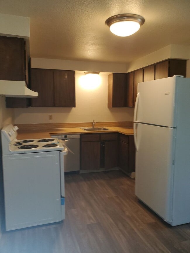 Building Photo - 2 bed 1 bath Duplex