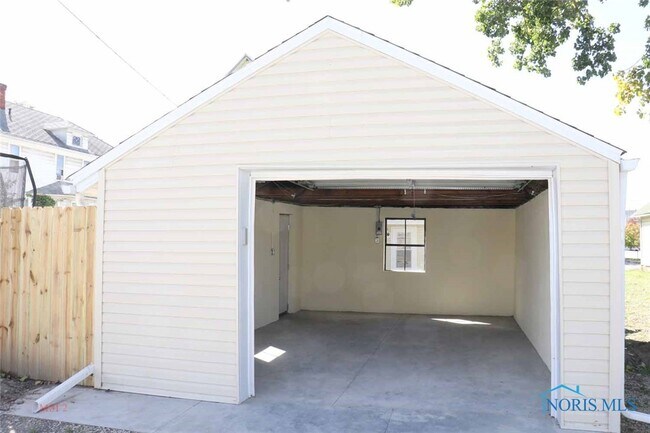 Building Photo - 129 Oswald St