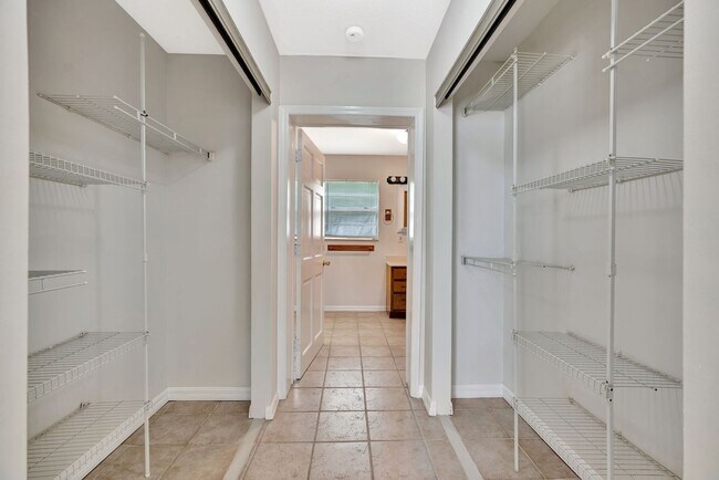 Building Photo - Beachside Bliss in Hobe Sound – Move-In Ready with Room to Roam!