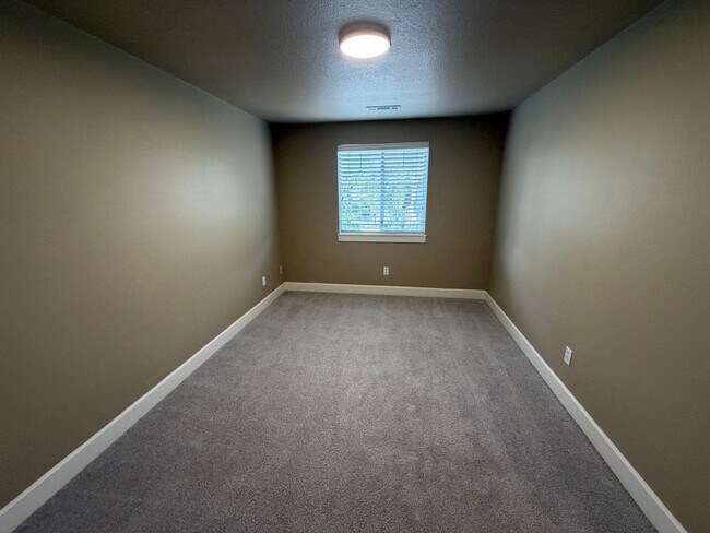 Building Photo - BEAUTIFUL 3 Bed | 2.5 Bath Home with Modern Updates, AC & 2-Car Garage