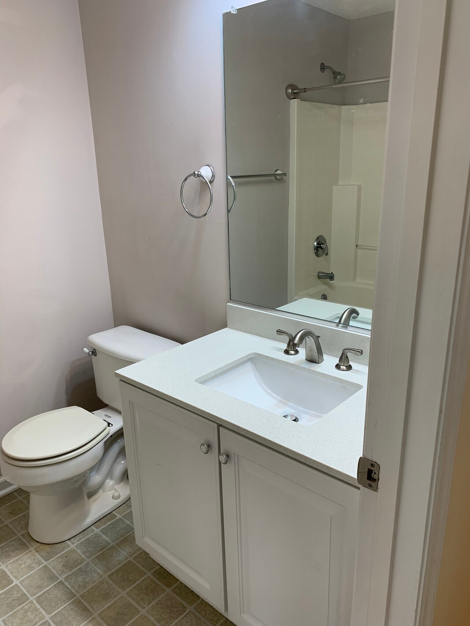 upstairs hall bath - 5420 Phillipsburg Dr