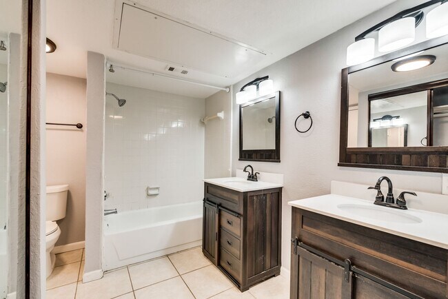 Building Photo - Spacious 2nd floor corner unit in Richardson