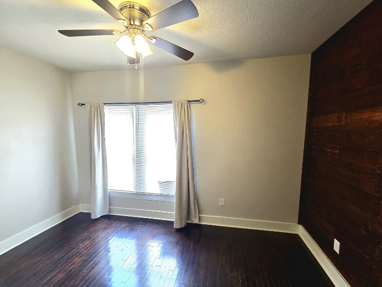 Building Photo - 1211 W Agarita Ave