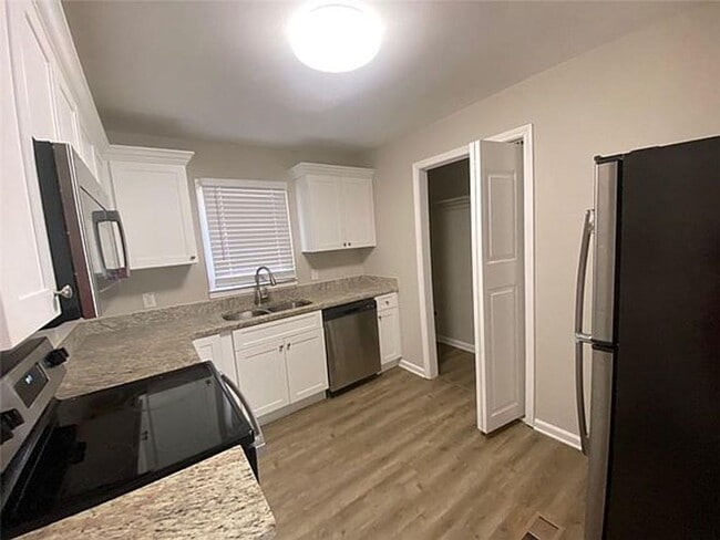 Building Photo - 2490 Brentwood Rd