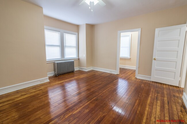 Building Photo - ???UPDATED, HUGE 4 BEDROOM AND 2 BATH HOME...