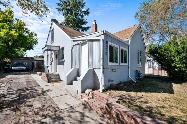 Building Photo - 4 bed 1 bath Home Available Now in Westwood!