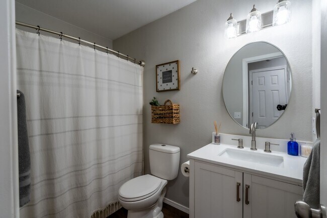 Building Photo - Gorgeous Bixby Home!