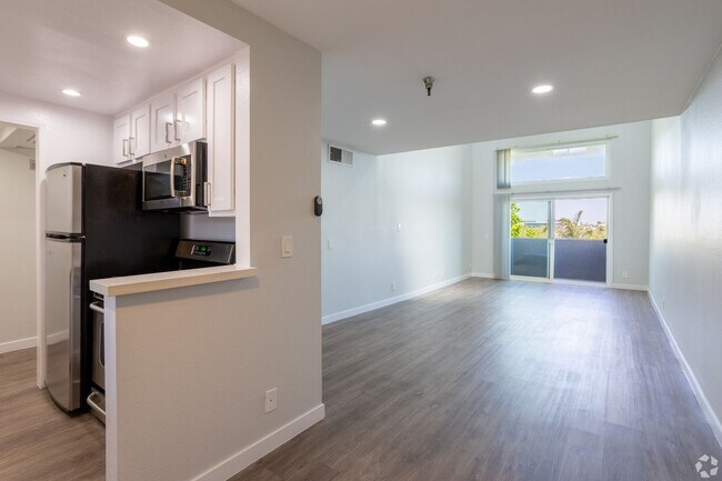 Interior Photo - 110 South Sweetzer Ave