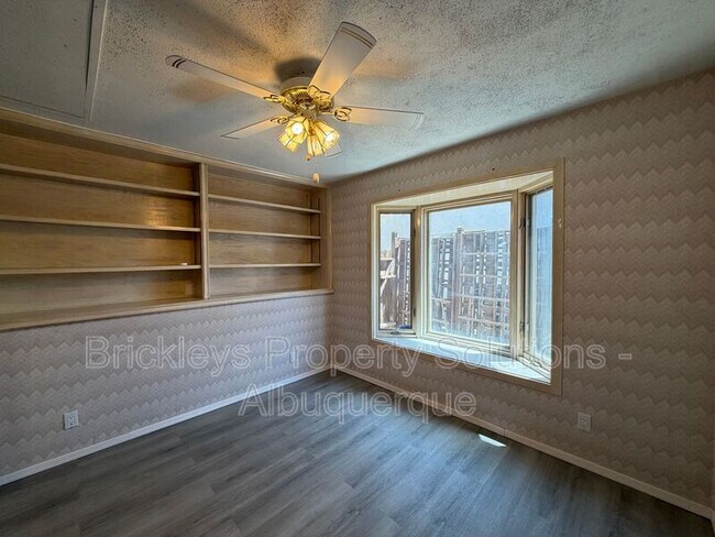 Building Photo - 337 Glorieta St NE