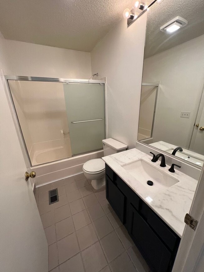 Building Photo - Spacious Unit at Crossland Downs (Across f...