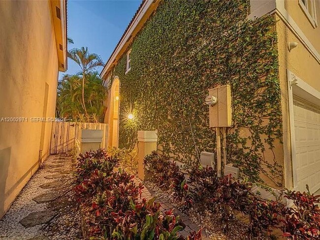 Building Photo - 1135 W Lake St