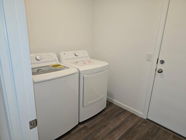 Building Photo - 737 Dylan Ct