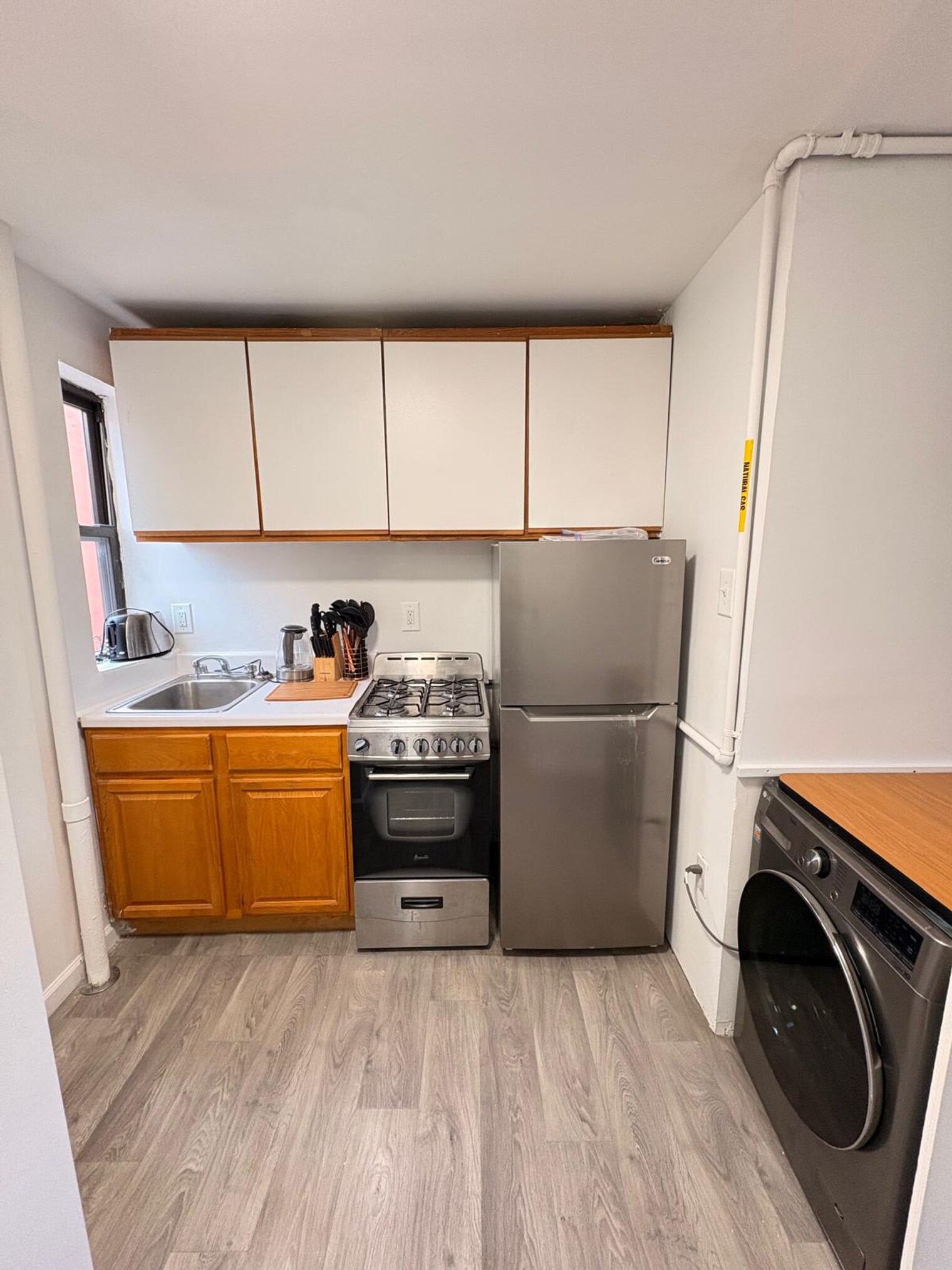 Building Photo - 402 E 11th St