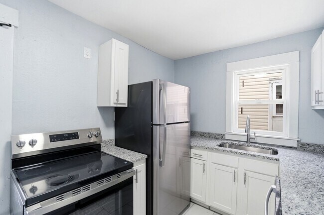 Building Photo - 44 5 Oaks Ave