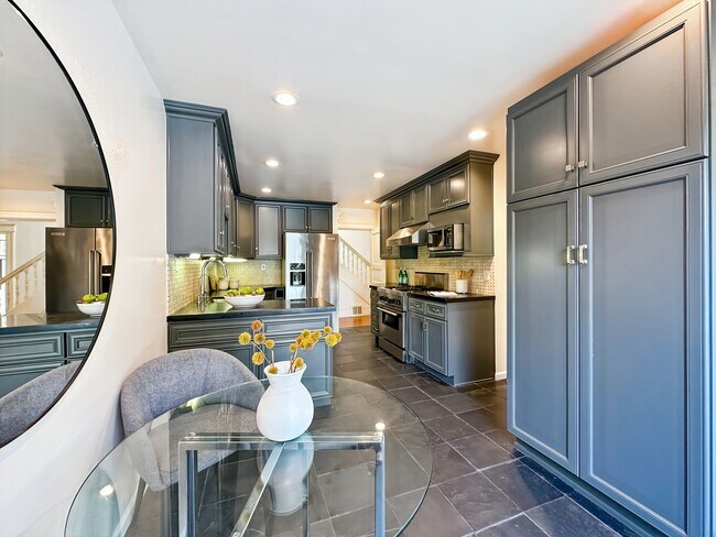 Building Photo - Beautiful 4BR+/3.5BA Edwardian Single-Fami...
