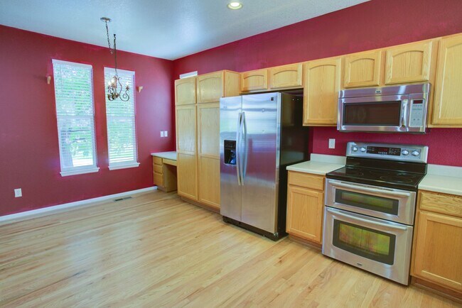 Building Photo - Spacious 4-Bedroom Home in Prime Littleton...