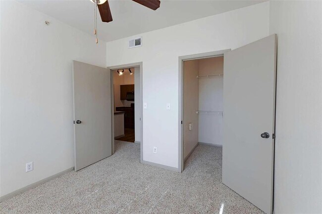 Building Photo - 12800 Center Lake Dr