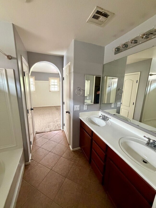 Building Photo - Beautiful 3 bedroom, 2.5 bath home located in the highly sought after community of Power Ranch