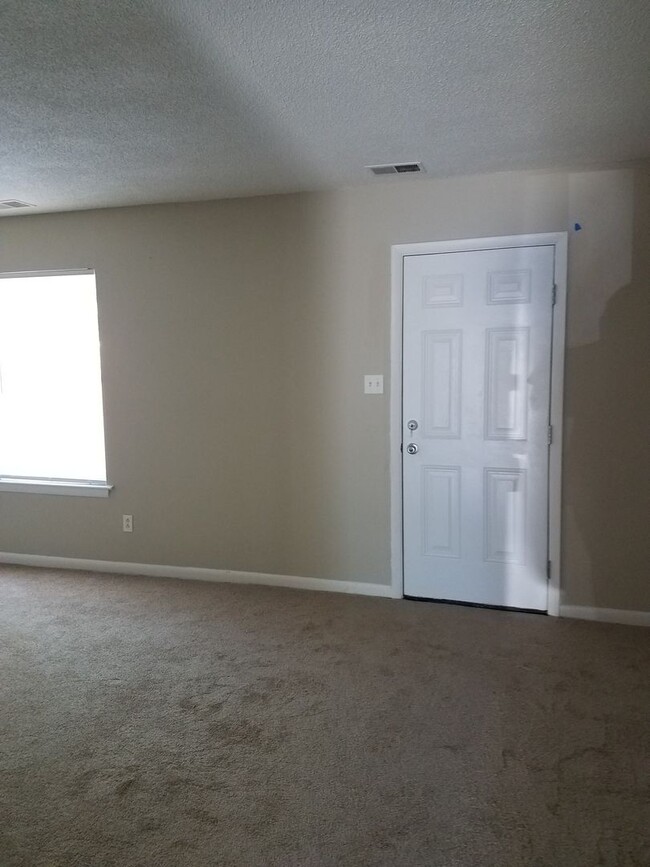 Building Photo - This spacious 3 bedroom 2.5 bathroom townh...