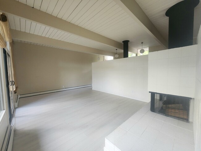 Building Photo - 721 Las Colindas Rd