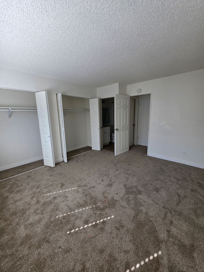 Building Photo - Updated 2 Bedroom, 1.5 Bath Townhouse-Styl...