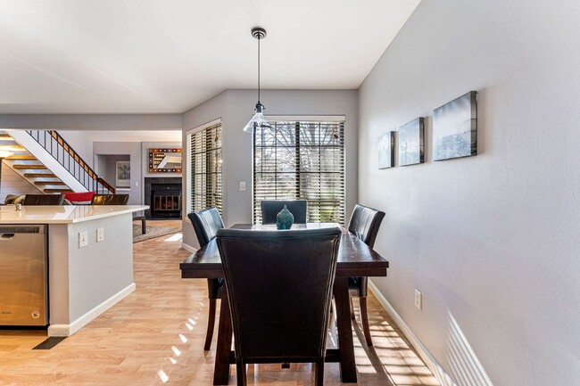 Building Photo - Updated 1 BDR with loft in Gunbarrel