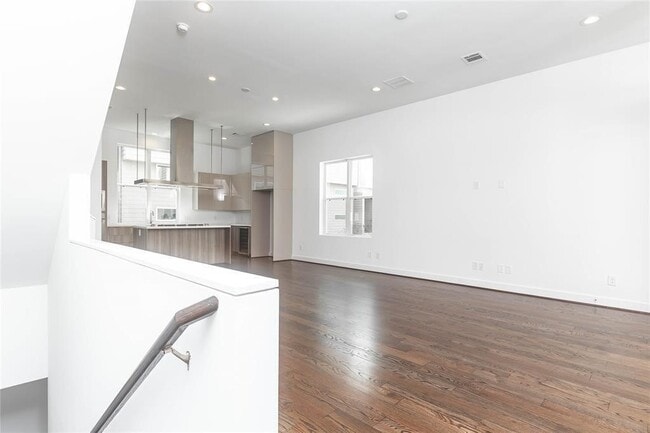 Building Photo - 5868 E Post Oak Ln