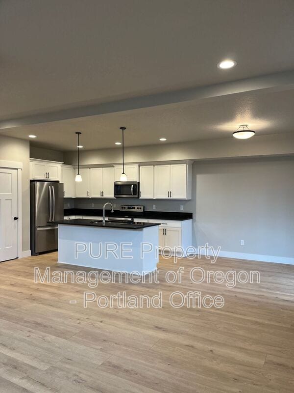 Building Photo - 1730 NE Gilbert Ln