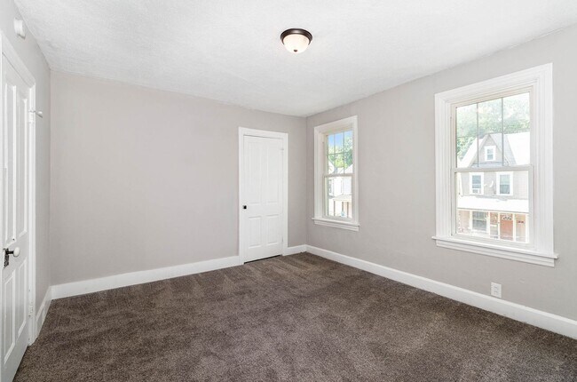 Building Photo - 3 Bedroom 2 Bathroom Home