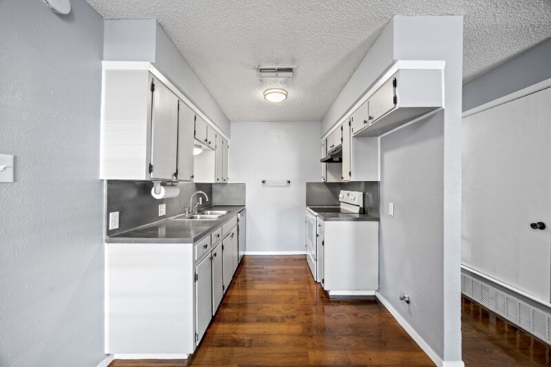 Building Photo - 2208 Viewtop Ln