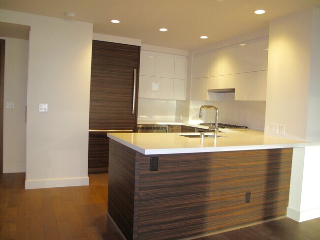 Building Photo - Exquisite 2 Bed/2 Bath Downtown Condo at I...